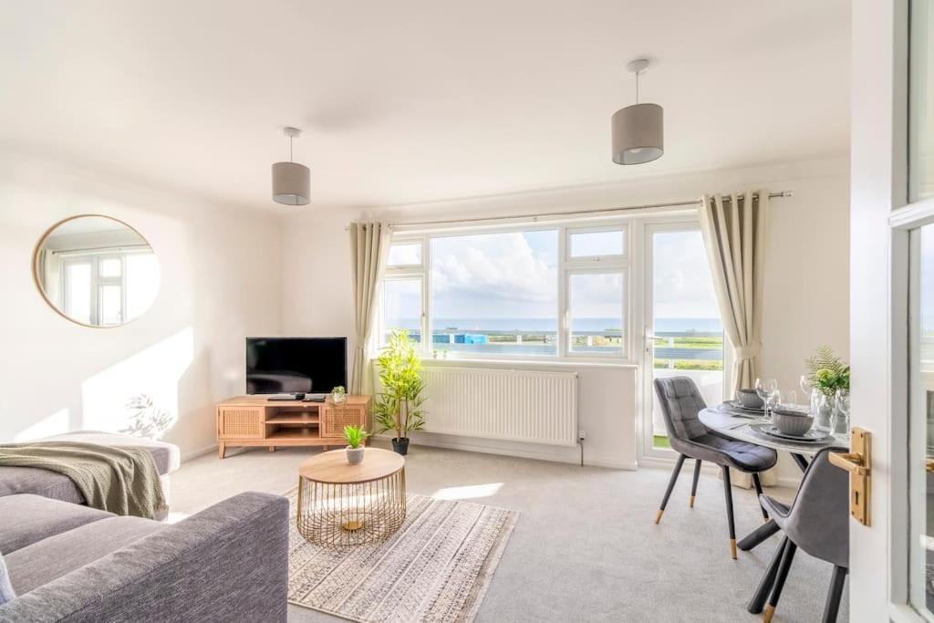 Trendy Sea View 2 Bedroom Sleeps 6 - Free Parking Bournemouth Exterior foto