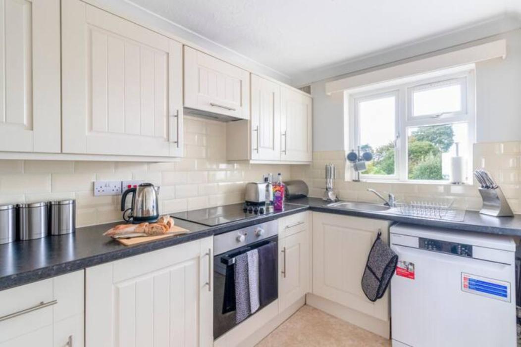 Trendy Sea View 2 Bedroom Sleeps 6 - Free Parking Bournemouth Exterior foto